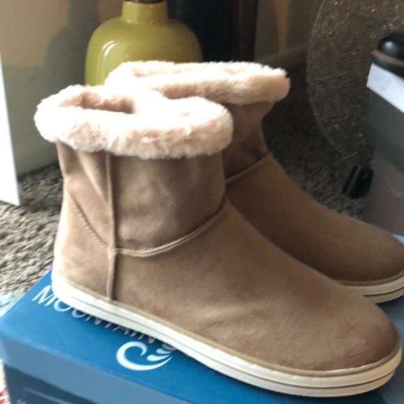 Mountain sole taupe boots size 9.  Fur lined new - Picture 2 of 6